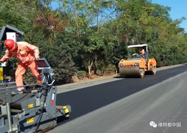 悍馬壓路機(jī)完成再生混合料碾壓