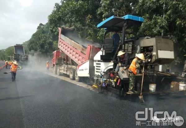 中國西安“達剛路機灑布攤鋪一體機”與德國維特根集團“福格勒攤鋪機”進行道路養(yǎng)護