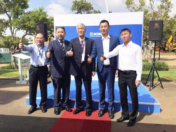 中國工程機械工業(yè)協(xié)會會長祁俊和中國貿(mào)促會及美國AEM協(xié)會領(lǐng)導(dǎo)到訪徐工展臺