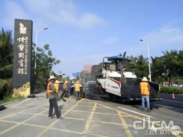 中國西安“達剛路機灑布攤鋪一體機”與德國維特根集團“福格勒攤鋪機”進行道路養(yǎng)護