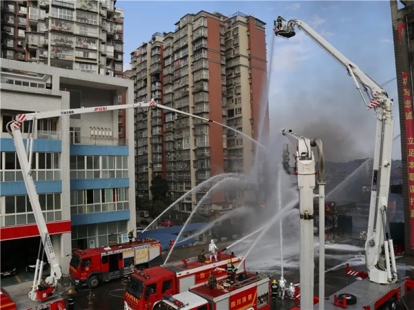 徐工成套化消防裝備助力內(nèi)江市石油化工火災撲救實戰(zhàn)演練