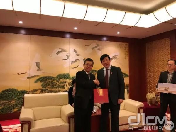 小松集團社長兼CEO大橋徹二與國家能源投資集團副總經(jīng)理李東先生