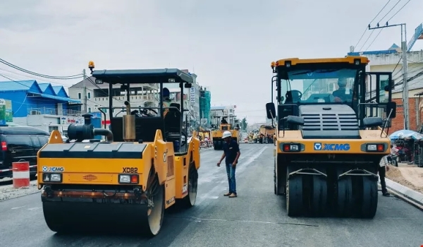 柬埔寨首都金邊1號路市政施工徐工雙鋼輪壓路機在瀝青路面上表現(xiàn)出色，受到了當地人民的頻頻點贊