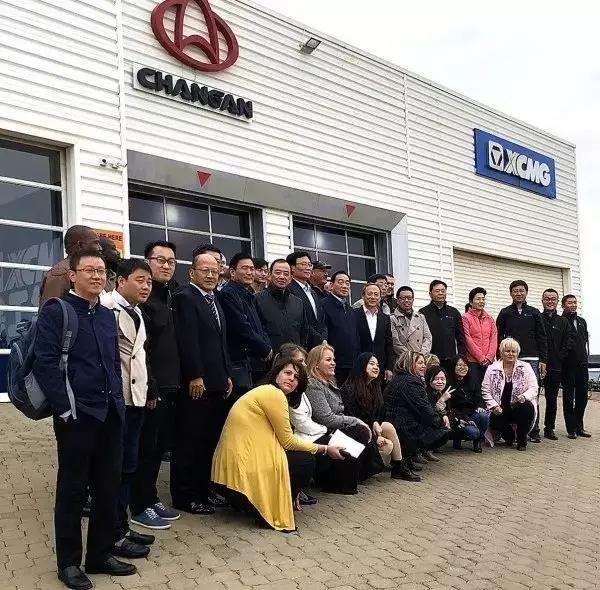 周鐵根書記與王民董事長在徐工南非公司與當?shù)貑T工親切交流并合影留念