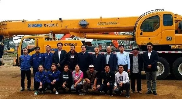 周鐵根書記與王民董事長在徐工東非備件中心與當?shù)貑T工親切交流并合影留念