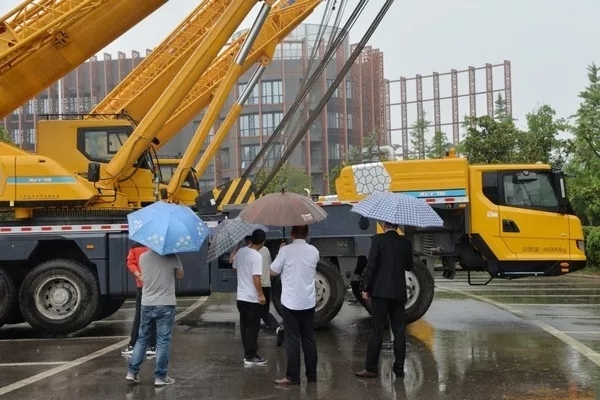 雨水抵擋不住客戶朋友對徐工起重機(jī)的激情