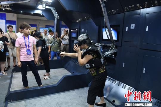 圖為觀眾在智博會(huì)上體驗(yàn)VR游戲。　陳超 攝