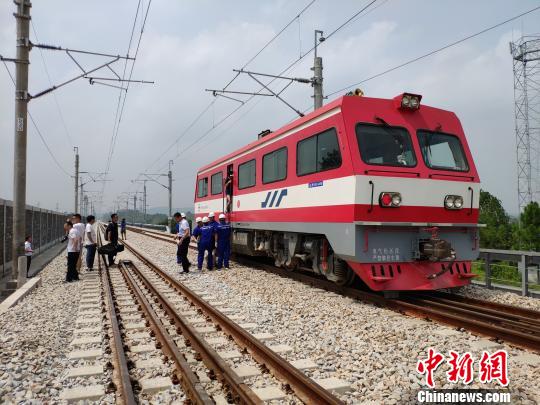 記者團乘軌道車參觀沿線站點。　王昊昊 攝