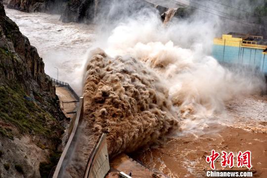 圖為劉家峽水電廠開(kāi)閘泄洪。(資料圖) 侯齊 攝