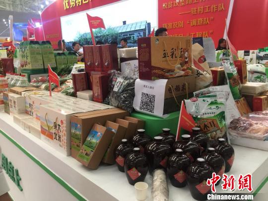 400多種農(nóng)產(chǎn)品參展 王妮娜 攝 400多種農(nóng)產(chǎn)品參展 王妮娜 攝