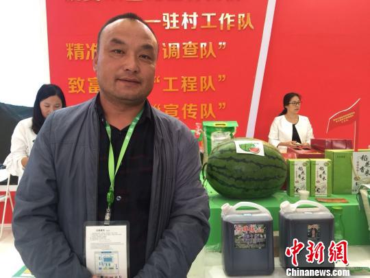 駐村扶貧工作隊帶來了他們幫著注冊的180多個品牌 王妮娜 攝 駐村扶貧工作隊帶來了他們幫著注冊的180多個品牌 王妮娜 攝