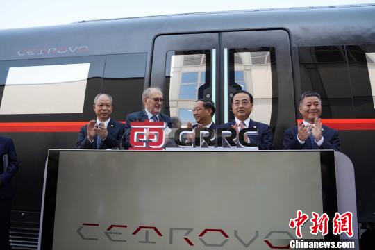 中德嘉賓共同為新車揭幕