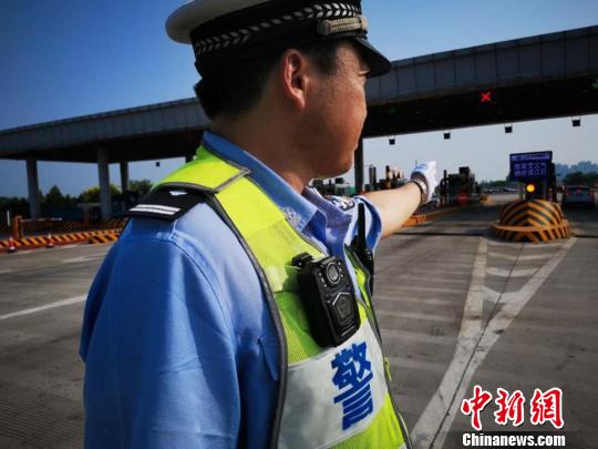 圖為河北高速警方在路面執(zhí)勤。警方供圖