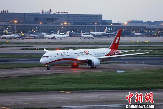 上航首架波音787-9夢想飛機抵達上海。　殷立勤 攝