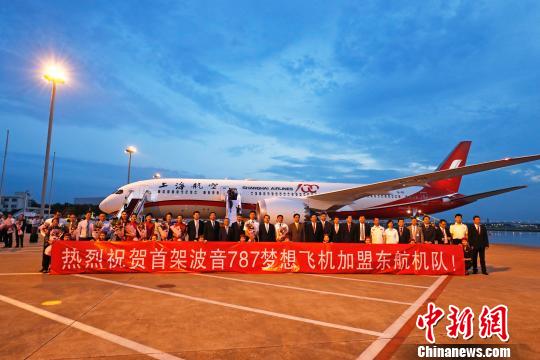 中國東方航空公司最新引進的波音787-9飛機平安抵達上海虹橋機場，落戶旗下上海航空運營。　殷立勤 攝