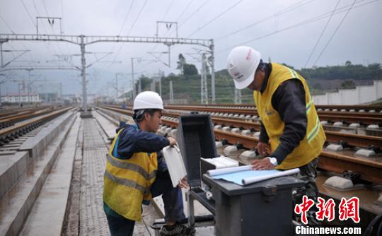 中國(guó)鐵建電氣化局技術(shù)人員正在檢查信號(hào)轉(zhuǎn)轍機(jī)?！⒅铱?攝