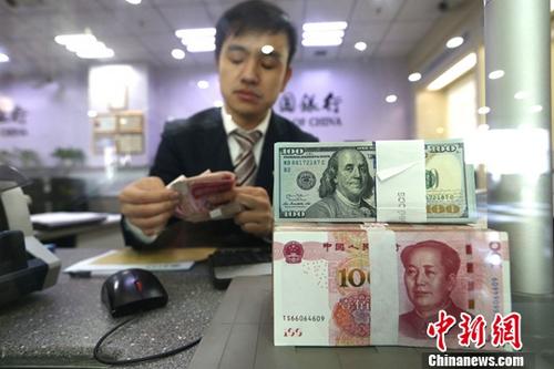 4月8日，中國央行公布的數(shù)據(jù)顯示，中國3月外匯儲備 3.143萬億美元，略低于預(yù)期的3.146萬億美元，高于3.1345萬億美元的前值。圖為4月7日，山西太原，銀行工作人員正在清點貨幣。 中新社記者 張云 攝