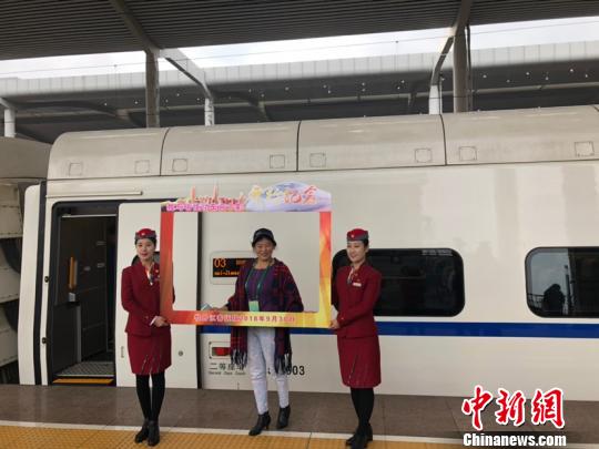 圖為乘客與列車合影留念。(史軼夫攝)