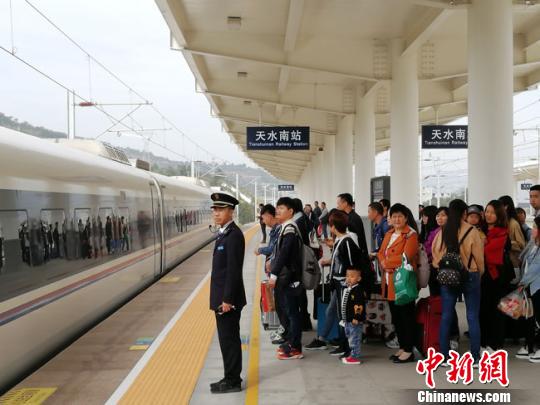 天水南車站有序組織旅客乘車。　柳新偉 攝