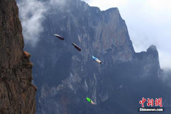 11月2日，云南省昭通市昭陽(yáng)區(qū)大山包，翼裝飛行員在空中飛行。當(dāng)日，第四屆AOPA國(guó)際飛行大會(huì)暨2015首屆昭通國(guó)際翼裝飛行愛(ài)心世界杯賽在云南省昭通市昭陽(yáng)區(qū)大山包進(jìn)行試飛。本次比賽來(lái)自世界11個(gè)國(guó)家的近40名翼裝飛行運(yùn)動(dòng)員參加比賽，將于11月7日結(jié)束。大山包為國(guó)家級(jí)自然保護(hù)區(qū)，2014年被國(guó)際翼裝飛行組織認(rèn)證為“世界最高公路直達(dá)跳點(diǎn)翼裝飛行基地”。中新社記者 張廣玉 攝