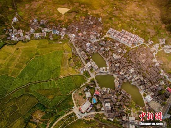 9月28日，湖南桂陽縣太和鎮(zhèn)長(zhǎng)樂村，夕陽余暉下，炊煙繚繞，色彩斑斕，古村與新農(nóng)村相互映襯，猶如一幅美麗的畫卷，十分壯觀。長(zhǎng)樂村自南宋建村以來，距今近800年歷史，目前保存完好古建筑200余棟，是湘南古民居建筑的典型代表。歐陽常海 攝