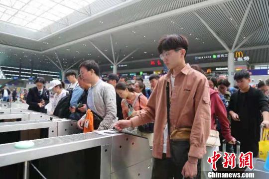 圖為在鄭州東站，旅客2秒鐘即可通過檢票閘機(jī)進(jìn)站?！≮w晶晶 攝