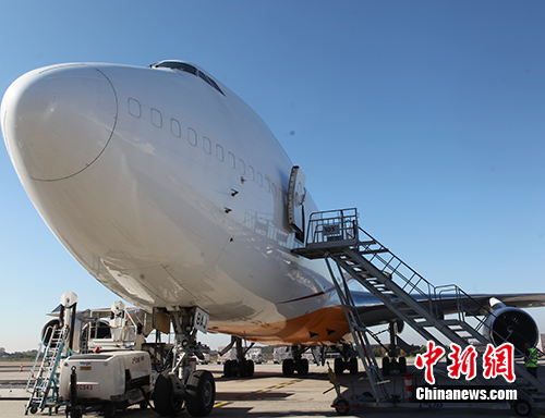 圖為該航線波音747-400貨機(jī)，其最大載重量為110噸，運(yùn)輸貨物包括機(jī)械設(shè)備、電氣設(shè)備、電商包裹、汽車(chē)配件、電子產(chǎn)品等。中新社記者 德永健 攝