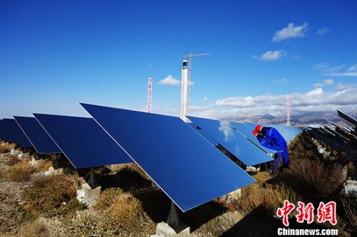 圖為中控太陽能青海德令哈10兆瓦塔式光熱電站。 孫睿 攝