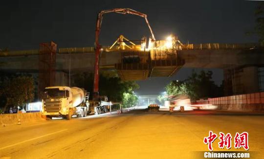 連續(xù)梁夜間澆筑 龍治國 攝