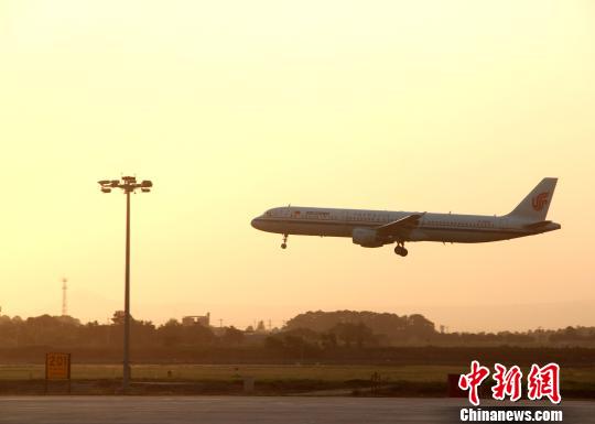 資料圖：圖為一架客機(jī)準(zhǔn)備在西安咸陽國際機(jī)場降落?！　堃怀?攝