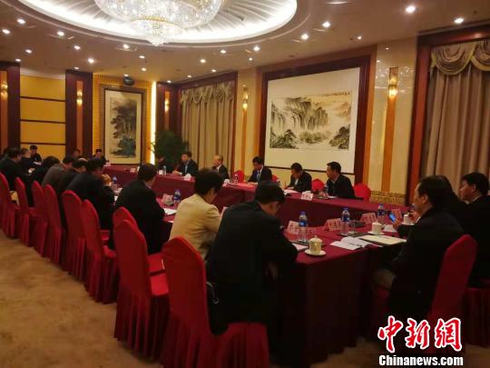 會(huì)前，山西省政協(xié)副主席、呂梁市委書(shū)記李正印，呂梁市委副書(shū)記、市長(zhǎng)王立偉會(huì)見(jiàn)了部分與會(huì)嘉賓，圍繞呂梁精準(zhǔn)招商、實(shí)現(xiàn)合作共贏進(jìn)行深入交流。　范麗芳 攝