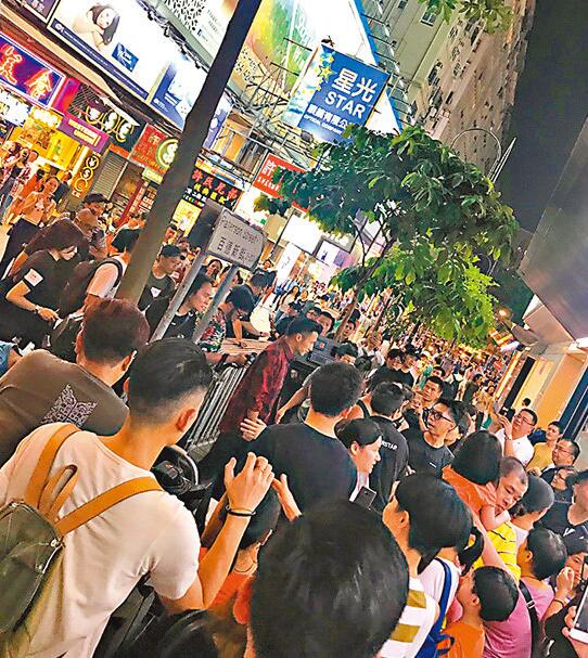 謝霆鋒街頭拍廣告被路人興奮圍?。焊杏X好親切