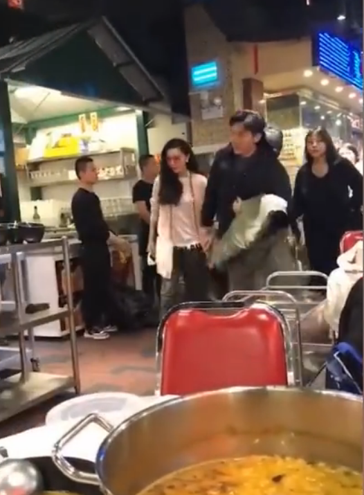 日常發(fā)糖！李晨范冰冰吃甜品 出門時(shí)一手拉住女方