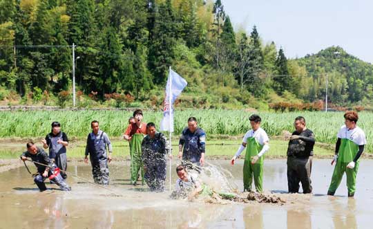 《好運旅行團(tuán)》泥潭大戰(zhàn)上演，鄭嘉穎孫越慘遭秒殺