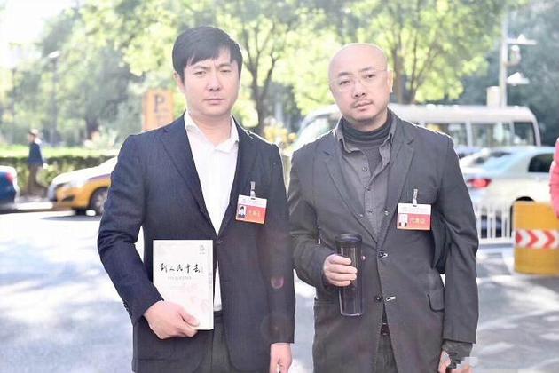 徐崢沈騰會(huì)場外合影曝光 一臉“愁容”表情搞笑