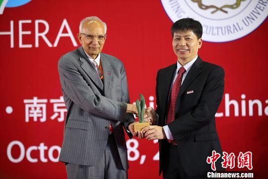 美國俄亥俄州立大學拉坦?萊爾(Rattan Lal)教授(左)獲得2018世界農(nóng)業(yè)獎?！°蟛?攝