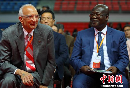 加納大學埃里克?意仁基?丹夸(Eric Yirenkyi Danquah)教授(右)和美國俄亥俄州立大學拉坦?萊爾(Rattan Lal)教授(左)獲得2018世界農(nóng)業(yè)獎?！°蟛?攝