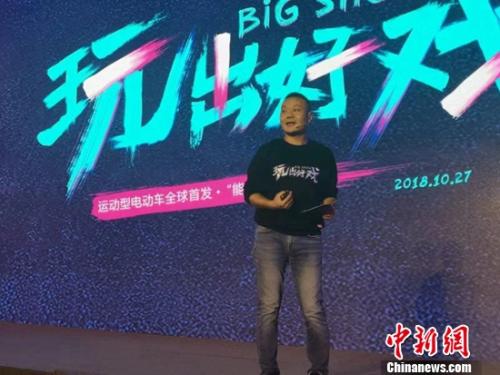 江蘇綠能集團(tuán)總經(jīng)理王軍在江蘇國際新能源電動車及零部件交易會期間受訪時說，他們從2012年開始瞄準(zhǔn)年輕消費(fèi)者，主推時尚、運(yùn)動、不平凡。鐘欣 攝
