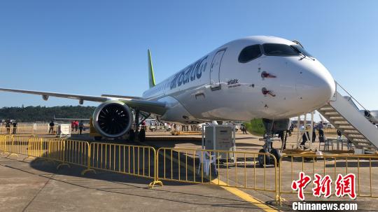 參加本屆航展的空客A220飛機(jī) 陳驥 攝