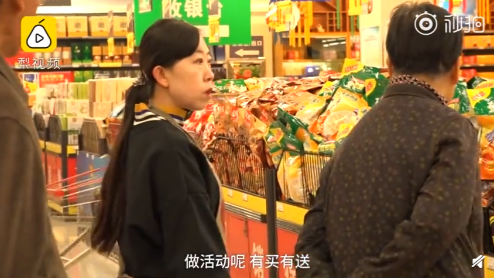 楊麗娟如今在超市做導(dǎo)購(gòu)工作維持生活