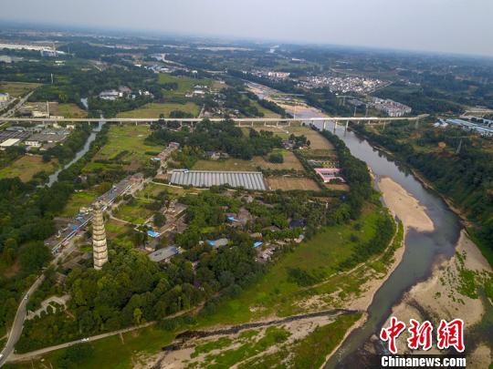 動車組運行在邛崍市境內(nèi)高架橋上，與建于清代的全國第二高磚塔“回瀾塔”同框映襯?！钦?攝