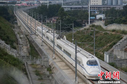 成雅鐵路開通后，四川西部將結束不通鐵路的歷史。　吳正琪 攝