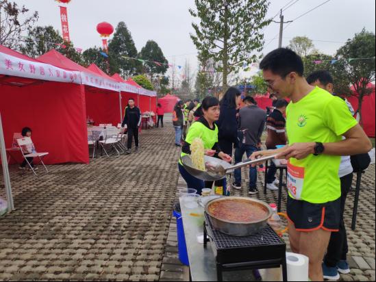 桃花節(jié)上春如畫 漫香莊園健步跑