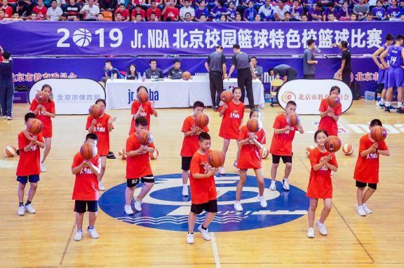 昌平一中與昌平平西府小學(xué)學(xué)生團(tuán)隊(duì)分別為現(xiàn)場(chǎng)觀眾帶來了精彩的助興表演