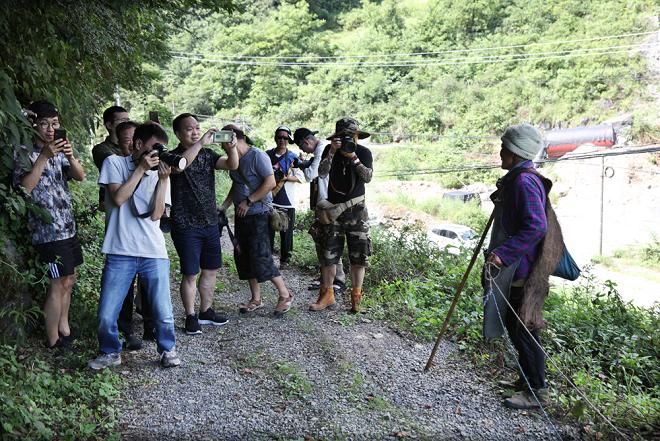 重慶巫山攝協(xié)采風(fēng)團(tuán)在都督采訪牧羊老太