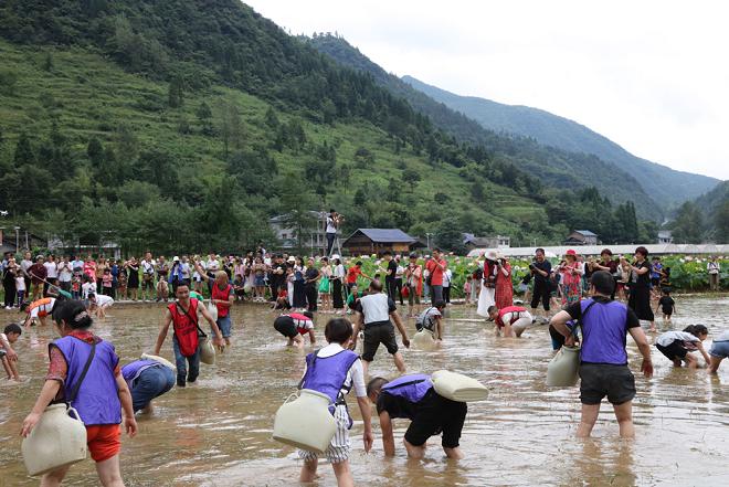 重慶巫山攝協(xié)采風(fēng)團(tuán)在都督拍捕魚趣 