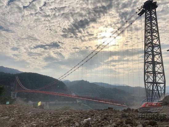 國內(nèi)跨度和荷載最大的管道懸索橋主體建成