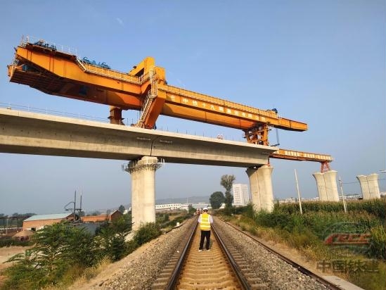 朝凌客專上跨錦承鐵路完成架梁施工