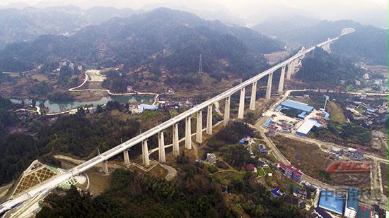 中鐵十四局承建的黔張常鐵路格勒車特大橋