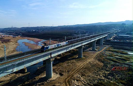 列車駛過中鐵十四局承建的洋縣漢江特大橋